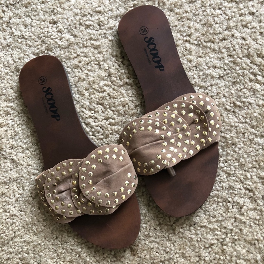 Flat sandals/slides.